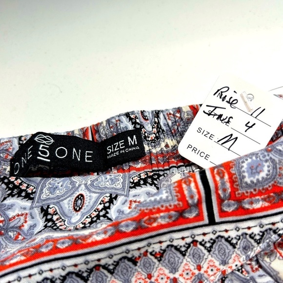 D15.27 Womenās high rise gray, orange and white printed lounge shorts - Picture 4 of 4